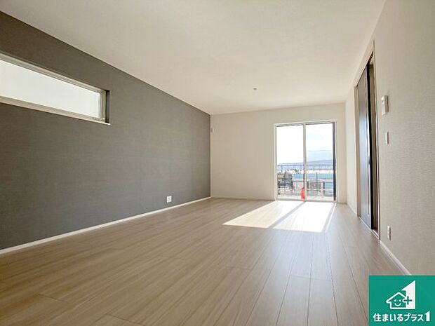 【居間・リビング】シンプルなリビングは、観葉植物等のインテリアを楽しめますね!パパ好みにも、ママ好みにも家具次第で雰囲気を変えることができます!