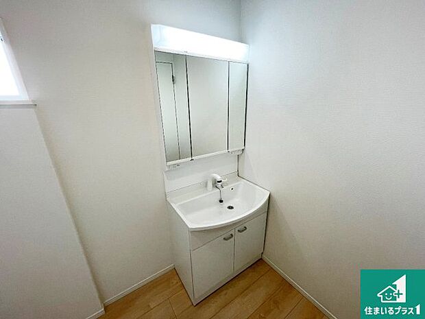 【独立洗面台】清潔感のある洗面台です。フラットな鏡は掃除がしやすく毎日清潔!鏡裏には収納があるのでスッキリとした洗面台が保てます。