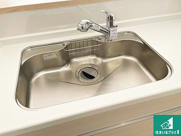 【キッチンシンク】蛇口の先端に浄水器を内蔵しています!原水と浄水、お湯と冷水、シャワーの切替えがワンタッチなので用途によって使い分けられます。