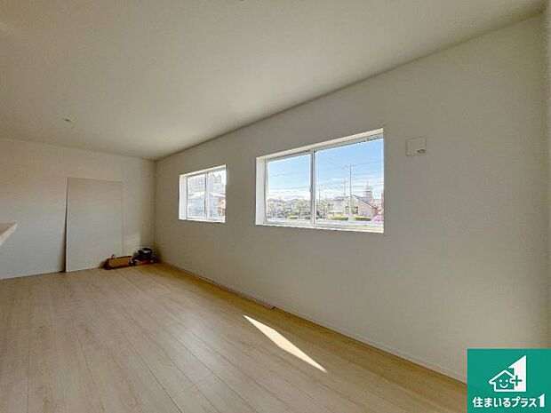 【洋室】寝室は心地よい眠りについてもらいたくて、シンプルかつ開放的な空間な設計にしています!大きな窓から差し込む日が心地いいです♪