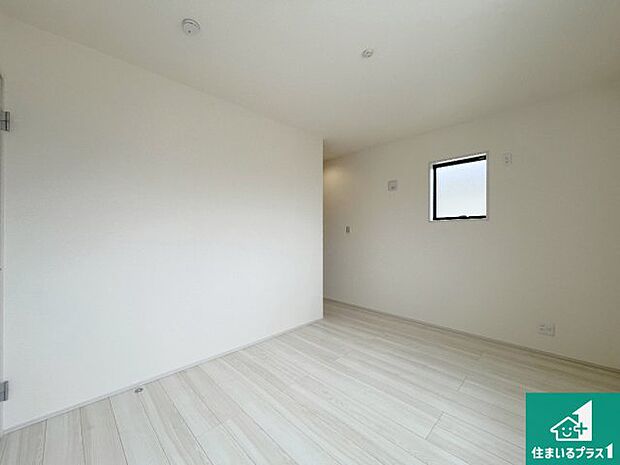 【洋室】寝室は心地よい眠りについてもらいたくて、シンプルかつ開放的な空間な設計にしています!大きな窓から差し込む日が心地いいです♪