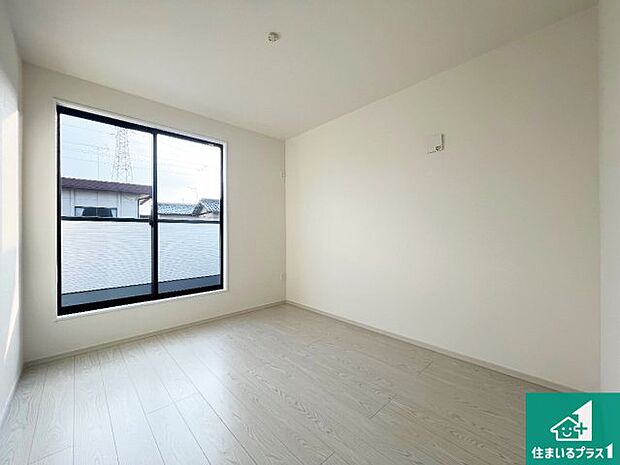 【洋室】寝室は心地よい眠りについてもらいたくて、シンプルかつ開放的な空間な設計にしています!大きな窓から差し込む日が心地いいです♪