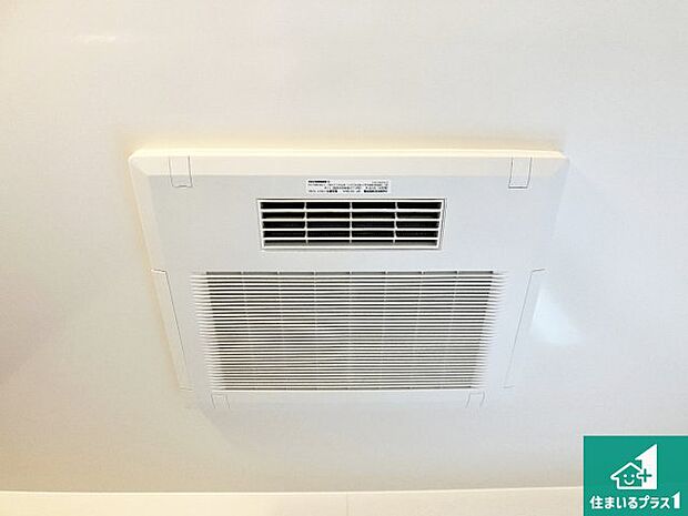 【浴室暖房乾燥機】四季を通して快適なバスライフをお手伝いする浴室暖房乾燥機!浴室の乾燥・暖房・涼風・換気はもちろん、24時間換気にも対応!