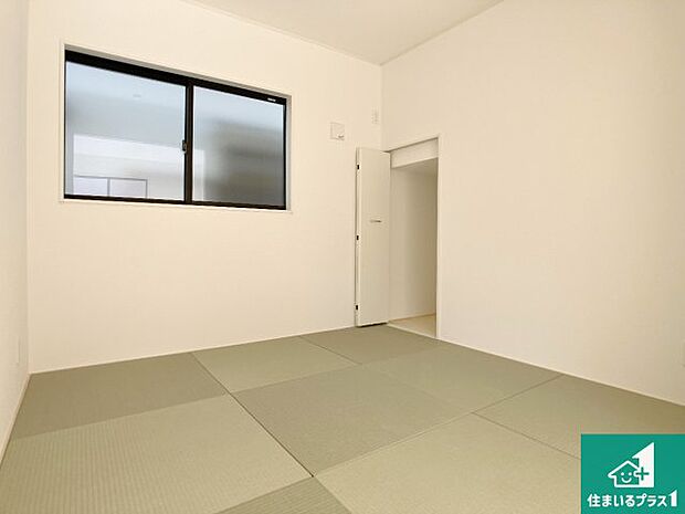 【和室】一室あると便利な和室は客間としてだけでなく、小さなお子様のプレイルームや食後のくつろぎスペースとしてもご利用いただけます。収納もついていますので大活躍間違いなし!