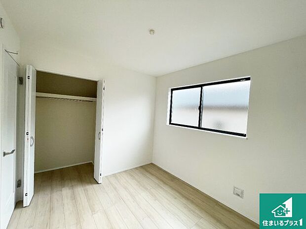 【洋室】収納スペースが充実しているので子供の成長に合わせてたくさん収納ができます!家族構成に合わせた様々な活用ができる収納!