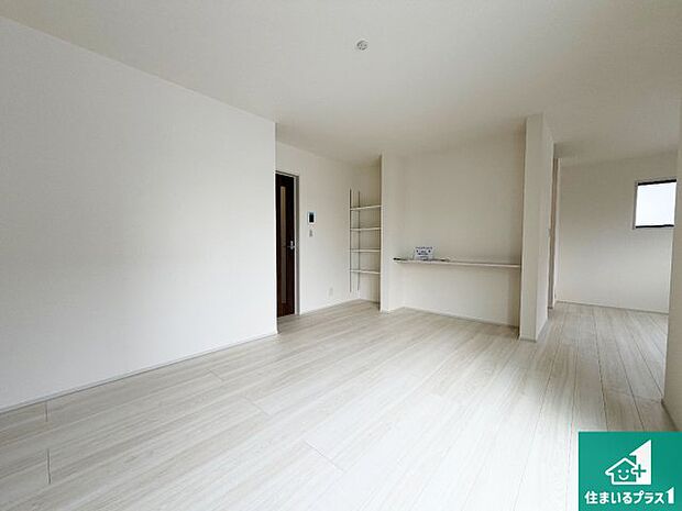 【居間・リビング】日当たり良好の明るいリビングで朝の目覚めもスッキリできそう!対面キッチンでご家族のコミュニケーションも自然と増える設計!小さなお子様が遊ぶスペースを作っても広々とくつろげるLDK!