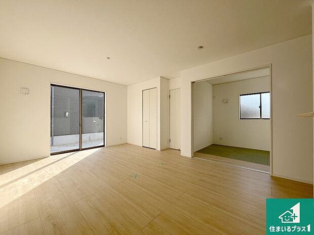 【居間・リビング】日当たり良好の明るいリビングで朝の目覚めもスッキリできそう!対面キッチンでご家族のコミュニケーションも自然と増える設計!小さなお子様が遊ぶスペースを作っても広々とくつろげるLDK!