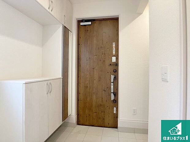 【玄関】シューズボックスにはたくさんの靴が収納できるので玄関周りはいつもスッキリ!ご家族が増えても安心!