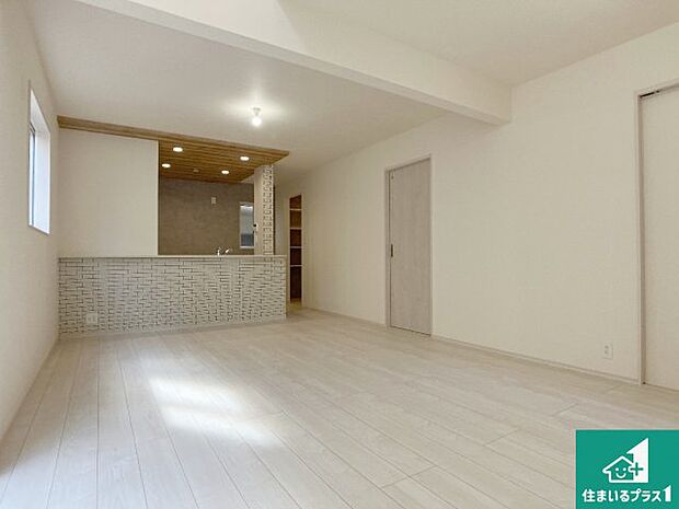 【居間・リビング】日当たり良好の明るいリビングで朝の目覚めもスッキリできそう!対面キッチンでご家族のコミュニケーションも自然と増える設計!小さなお子様が遊ぶスペースを作っても広々とくつろげるLDK!