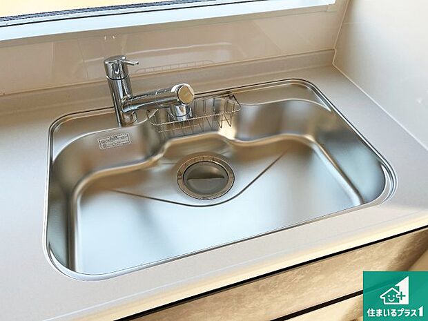 【キッチンシンク】蛇口の先端に浄水器を内蔵しています!原水と浄水、お湯と冷水、シャワーの切替えがワンタッチなので用途によって使い分けられます。
