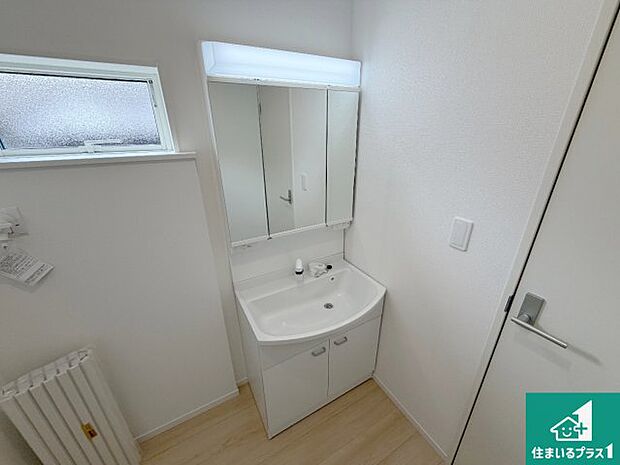 【独立洗面台】清潔感のある洗面台です。フラットな鏡は掃除がしやすく毎日清潔!鏡裏には収納があるのでスッキリとした洗面台が保てます。