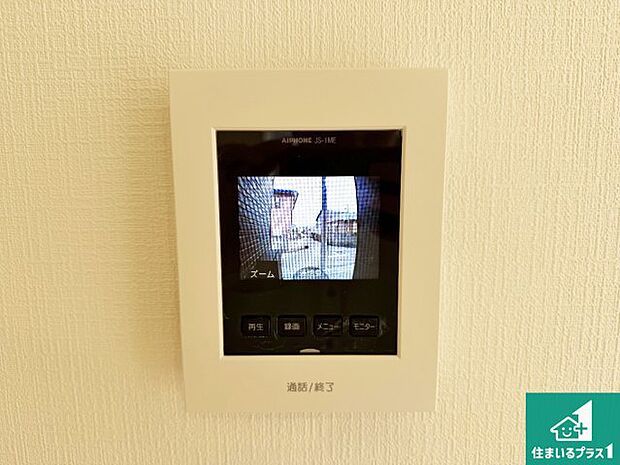 【カラーモニターインターホン】声だけでなく来訪者の姿や顔がモニターで確認できるので、小さなお子様がいらっしゃるご家庭でも安心できます!