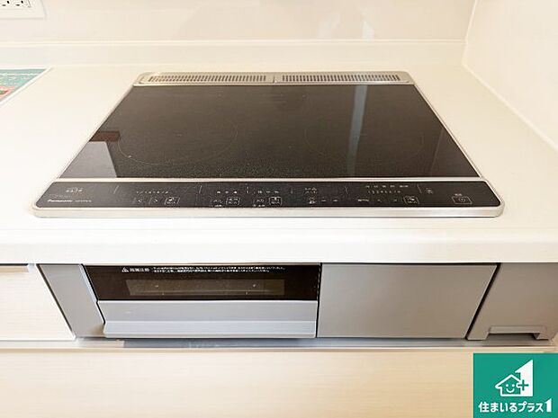 【コンロ】火を使わないので、安心なIHコンロ!でこぼこが無い構造なので、掃除もしやすく清潔に保てます!