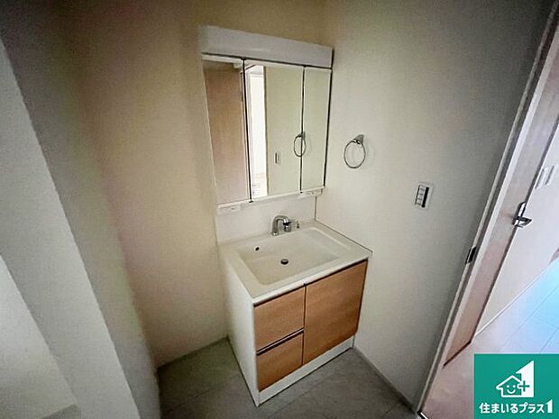 【独立洗面台】清潔感のある洗面台です。フラットな鏡は掃除がしやすく毎日清潔!鏡裏には収納があるのでスッキリとした洗面台が保てます。