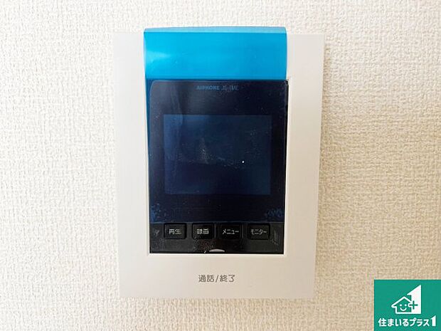 【カラーモニターインターホン】声だけでなく来訪者の姿や顔がモニターで確認できるので、小さなお子様がいらっしゃるご家庭でも安心できます!