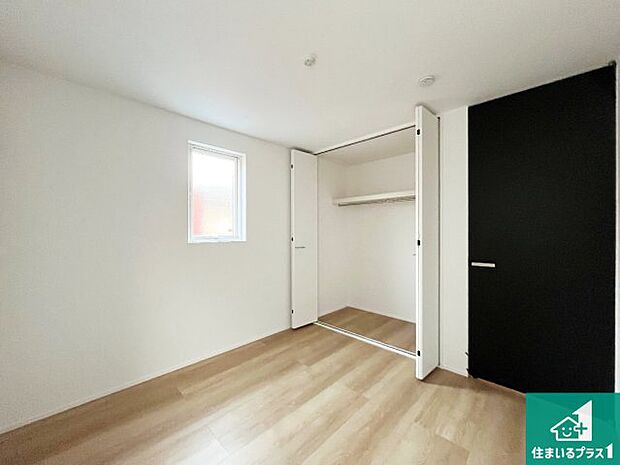 【洋室】寝室は心地よい眠りについてもらいたくて、シンプルかつ開放的な空間な設計にしています!大きな窓から差し込む日が心地いいです♪