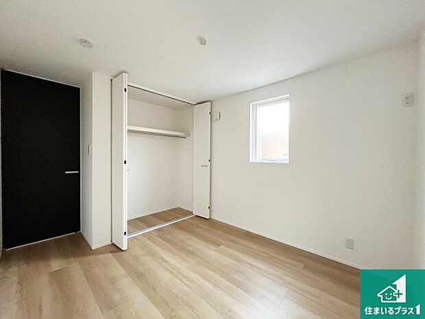 【洋室】収納スペースが充実しているので子供の成長に合わせてたくさん収納ができます!家族構成に合わせた様々な活用ができる収納!