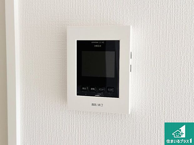 【カラーモニターインターホン】声だけでなく来訪者の姿や顔がモニターで確認できるので、小さなお子様がいらっしゃるご家庭でも安心できます!