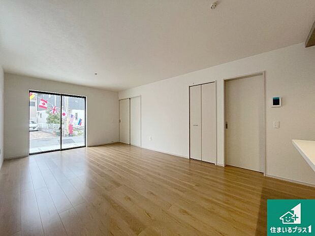 【居間・リビング】日当たり良好の明るいリビングで朝の目覚めもスッキリできそう!対面キッチンでご家族のコミュニケーションも自然と増える設計!小さなお子様が遊ぶスペースを作っても広々とくつろげるLDK!