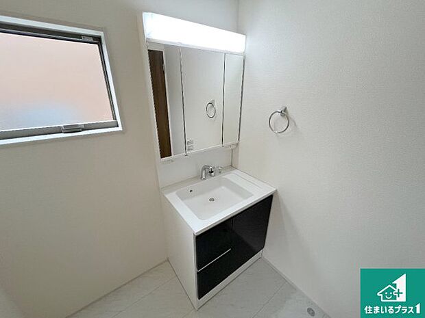 【独立洗面台】清潔感のある洗面台です。フラットな鏡は掃除がしやすく毎日清潔!鏡裏には収納があるのでスッキリとした洗面台が保てます。