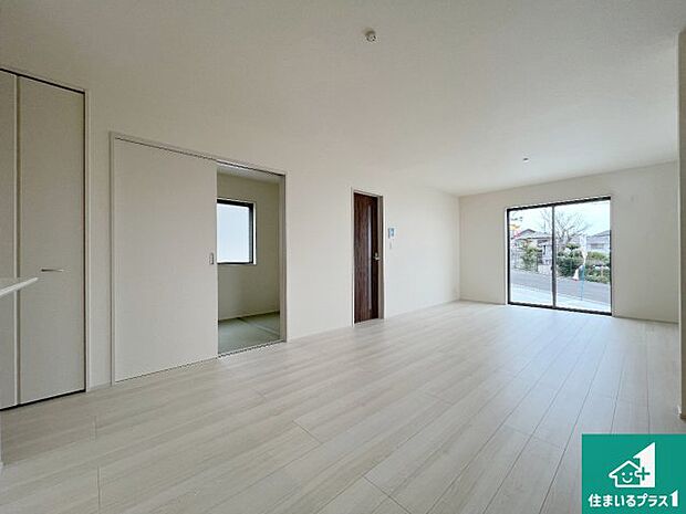 【居間・リビング】日当たり良好の明るいリビングで朝の目覚めもスッキリできそう!対面キッチンでご家族のコミュニケーションも自然と増える設計!小さなお子様が遊ぶスペースを作っても広々とくつろげるLDK!