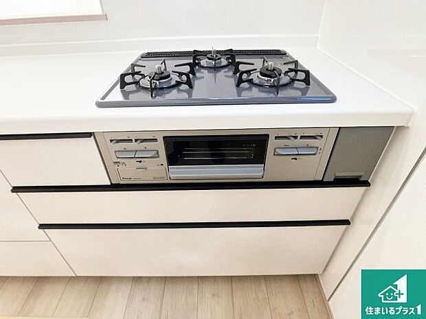 【コンロ】ダブル高火力Ｓｉセンサー付きコンロ！３口あるので、まとめて料理をする時も大活躍！