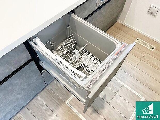 【食器洗い乾燥機】食事後の一仕事、食器洗いをボタン一つでお任せできちゃいます！場所を取らないビルトイン式なので、お料理スペースもしっかり確保！