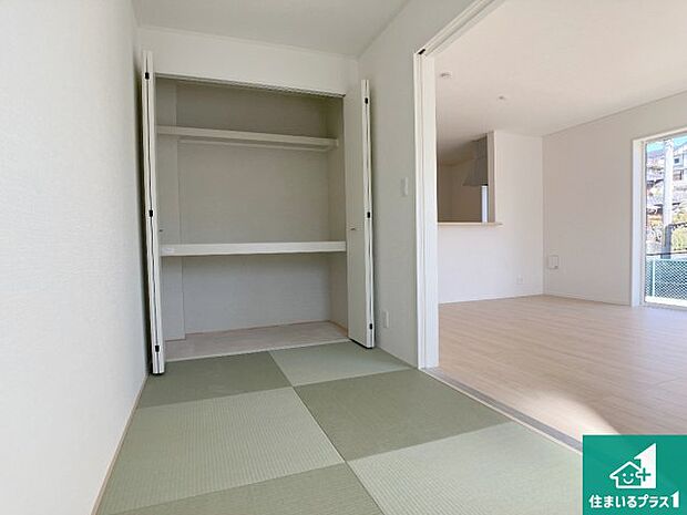【和室】一室あると便利な和室は客間としてだけでなく、小さなお子様のプレイルームや食後のくつろぎスペースとしてもご利用いただけます。収納もついていますので大活躍間違いなし！