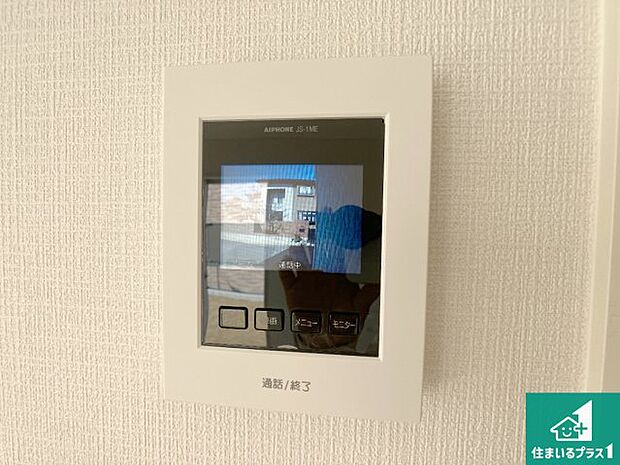 【カラーモニターインターホン】声だけでなく来訪者の姿や顔がモニターで確認できるので、小さなお子様がいらっしゃるご家庭でも安心できます！
