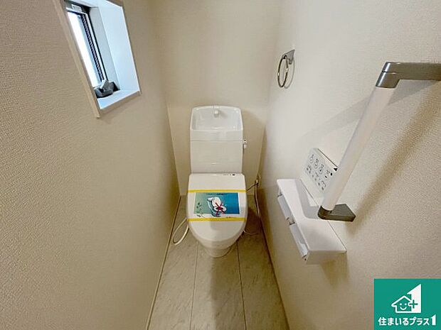 【独立洗面台】清潔感のある洗面台です。フラットな鏡は掃除がしやすく毎日清潔！ホースは引き出して使えるので洗顔やお掃除の際に便利です！