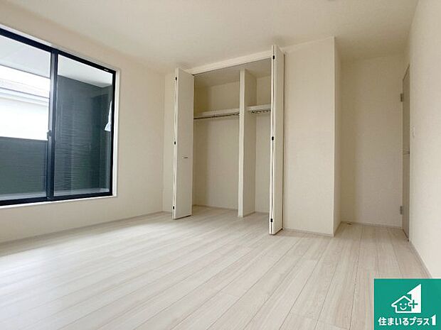 【洋室】寝室は心地よい眠りについてもらいたくて、シンプルかつ開放的な空間な設計にしています!大きな窓から差し込む日が心地いいです♪