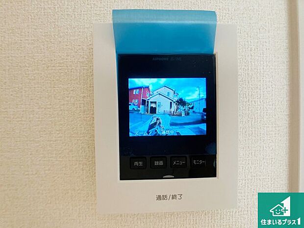 【カラーモニターインターホン】声だけでなく来訪者の姿や顔がモニターで確認できるので、小さなお子様がいらっしゃるご家庭でも安心できます!