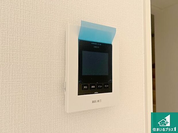 【カラーモニターインターホン】声だけでなく来訪者の姿や顔がモニターで確認できるので、小さなお子様がいらっしゃるご家庭でも安心できます！