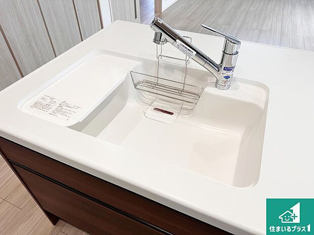 【キッチンシンク】蛇口の先端に浄水器を内蔵しています!原水と浄水、お湯と冷水、シャワーの切替えがワンタッチなので用途によって使い分けられます。