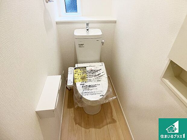 【トイレ】1・2階の2ヶ所にあるので、朝の忙しい時間の順番待ちもなく、深夜の利用にも大変便利です。
