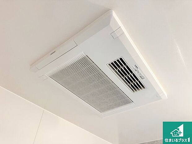 【浴室暖房乾燥機】四季を通して快適なバスライフをお手伝いする浴室暖房乾燥機！浴室の乾燥・暖房・涼風・換気はもちろん、２４時間換気にも対応！ 