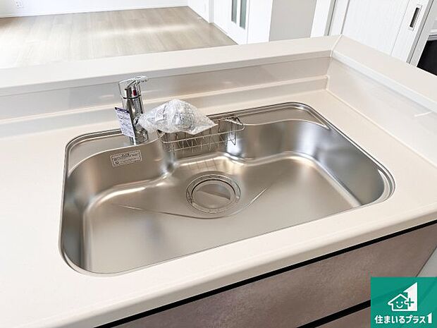 【キッチンシンク】蛇口の先端に浄水器を内蔵しています！原水と浄水、お湯と冷水、シャワーの切替えがワンタッチなので用途によって使い分けられます。