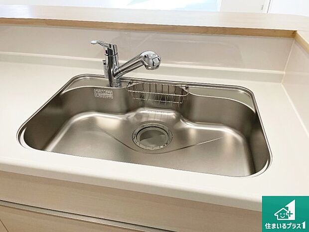 【キッチンシンク】蛇口の先端に浄水器を内蔵しています!原水と浄水、お湯と冷水、シャワーの切替えがワンタッチなので用途によって使い分けられます。