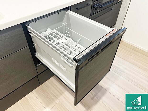 【食洗機】食事後の一仕事、食器洗いをボタン一つでお任せできちゃいます！場所を取らないビルトイン式なので、お料理スペースもしっかり確保！