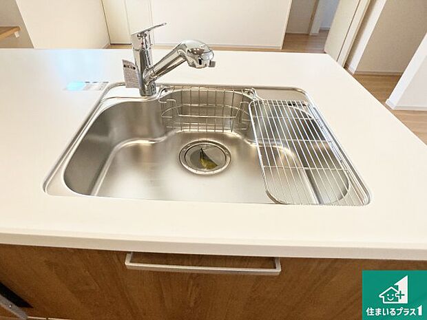 【キッチンシンク】蛇口の先端に浄水器を内蔵しています！原水と浄水、お湯と冷水、シャワーの切替えがワンタッチなので用途によって使い分けられます。