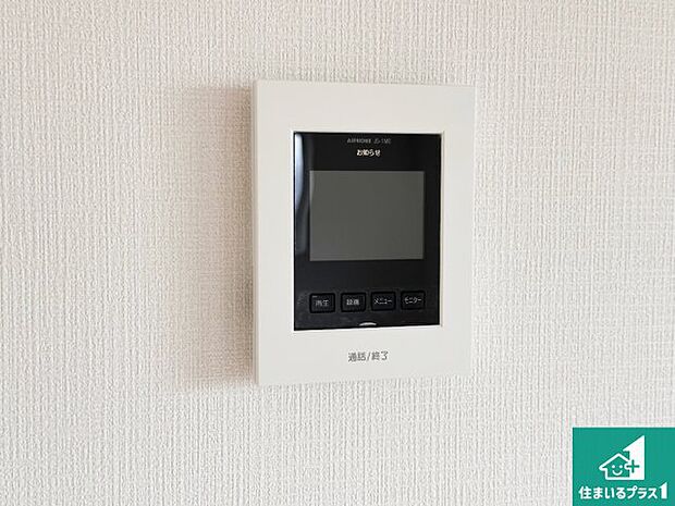 【カラーモニターインターホン】声だけでなく来訪者の姿や顔がモニターで確認できるので、小さなお子様がいらっしゃるご家庭でも安心できます！