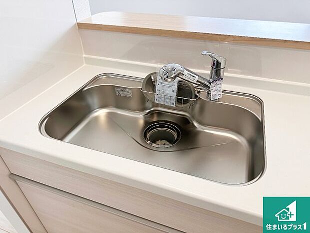 【キッチンシンク】蛇口の先端に浄水器を内蔵しています！原水と浄水、お湯と冷水、シャワーの切替えがワンタッチなので用途によって使い分けられます。