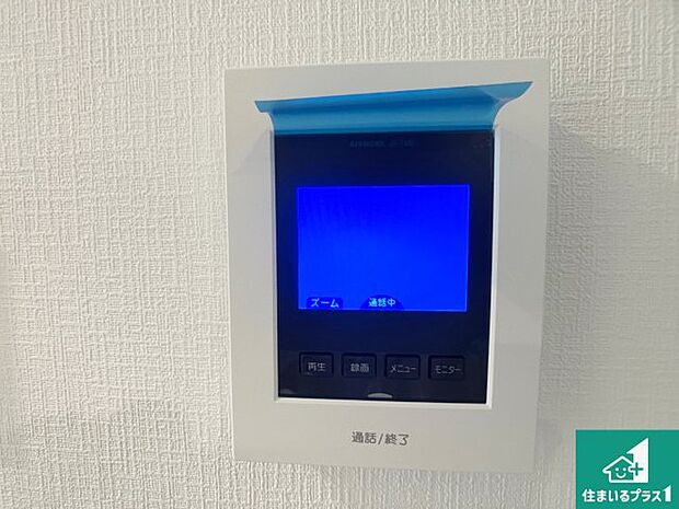 【カラーモニターインターホン】声だけでなく来訪者の姿や顔がモニターで確認できるので、小さなお子様がいらっしゃるご家庭でも安心できます！