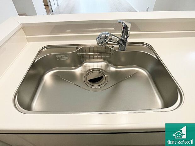 【キッチンシンク】蛇口の先端に浄水器を内蔵しています!原水と浄水、お湯と冷水、シャワーの切替えがワンタッチなので用途によって使い分けられます。