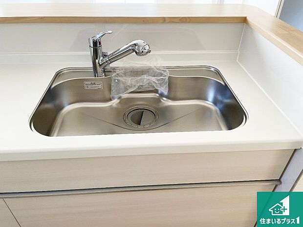 【キッチンシンク】蛇口の先端に浄水器を内蔵しています!原水と浄水、お湯と冷水、シャワーの切替えがワンタッチなので用途によって使い分けられます。