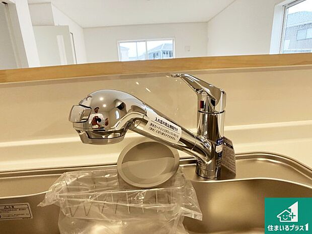 【キッチンシンク】蛇口の先端に浄水器を内蔵しています!原水と浄水、お湯と冷水、シャワーの切替えがワンタッチなので用途によって使い分けられます。
