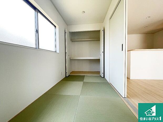 【和室】一室あると便利な和室は客間としてだけでなく、小さなお子様のプレイルームや食後のくつろぎスペースとしてもご利用いただけます。収納もついていますので大活躍間違いなし!