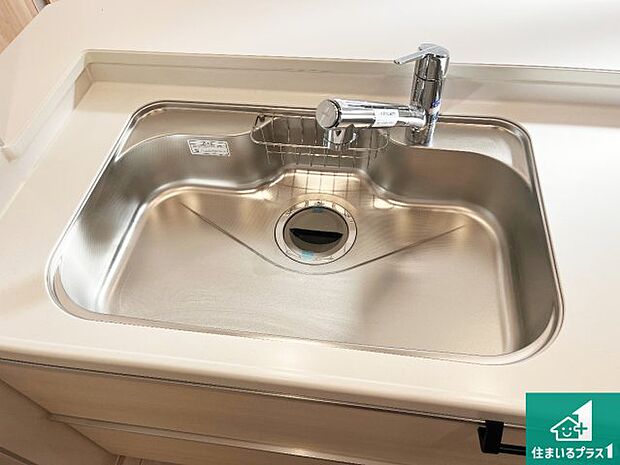 【キッチンシンク】蛇口の先端に浄水器を内蔵しています!原水と浄水、お湯と冷水、シャワーの切替えがワンタッチなので用途によって使い分けられます。