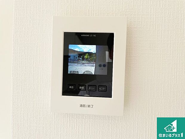 【カラーモニターインターホン】声だけでなく来訪者の姿や顔がモニターで確認できるので、小さなお子様がいらっしゃるご家庭でも安心できます！