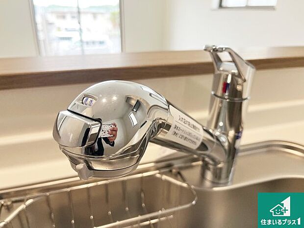 【キッチン水栓】浄水器を内蔵!炊飯時、お茶を作る時に安心してお水を使えます!お湯と冷水、浄水と原水、シャワーの切替えもワンタッチです!